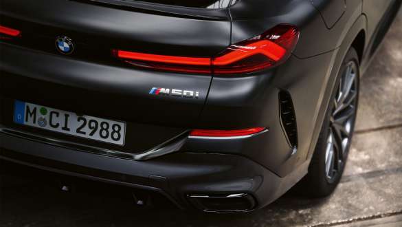 BMW <i>Individual</i> juoda <i>Frozen Black</i> metalizuota dažu apdaila, BMW X6 <i>Edition Black Vermilion</i> (G06) 2021 BMW <i>Individual</i> juoda <i>Frozen Black</i> metalizuota dažu apdaila, BMW X6 <i>Edition Black Vermilion</i> (G06) 2021