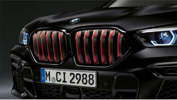 BMW dvigubų priekinių grotelių juostelės raudonos <i>Chili Red</i> spalvos, BMW X6 <i>Edition Black Vermilion</i> (G06) 2021 BMW dvigubų priekinių grotelių juostelės raudonos <i>Chili Red</i> spalvos, BMW X6 <i>Edition Black Vermilion</i> (G06) 2021