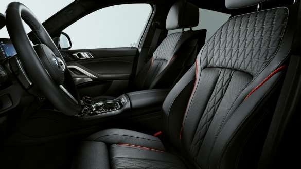 BMW <i>Individual</i> pilna <i>Merino</i> odos juodos spalvos interjero apdaila su raudonos spalvos dekoratyvinėmis siūlėmis BMW X6 <i>Edition Black Vermilion</i> (G06) 2021 BMW <i>Individual</i> pilna <i>Merino</i> odos juodos spalvos interjero apdaila su raudonos spalvos dekoratyvinėmis siūlėmis BMW X6 <i>Edition Black Vermilion</i> (G06) 2021