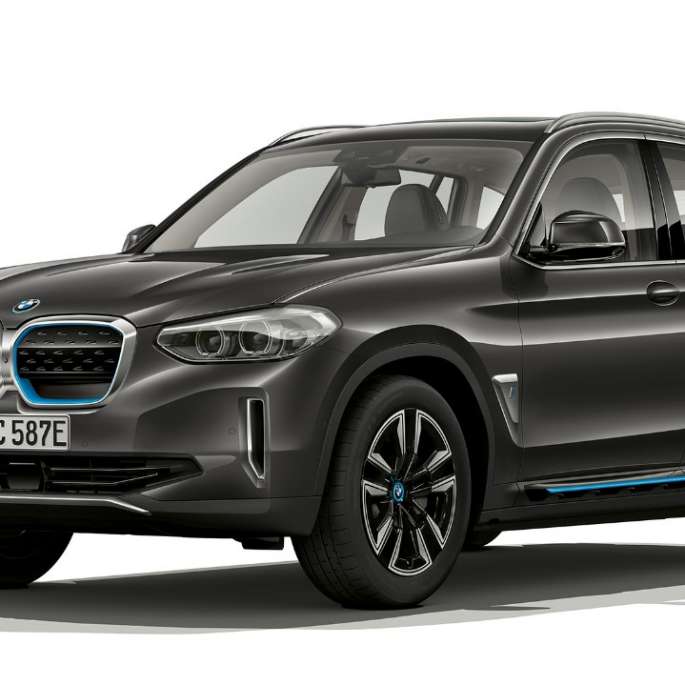 BMW iX3 G08 2020 modelis „Inspiring“, trijų ketvirčių vaizdas iš priekio BMW iX3 G08 2020 modelis „Inspiring“, pilkos blizgios Sophisto Grey Brilliant Effect spalvos trijų ketvirčių vaizdas iš priekio