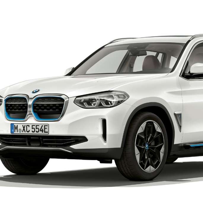 BMW iX3 G08 modelis „Impressive“ , trijų ketvirčių vaizdas iš priekio BMW iX3 G08 2020 modelis „Impressive“ balto Mineral White metaliko spalvos, trijų ketvirčių vaizdas iš priekio