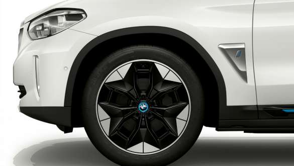 BMW iX3 G08 dvispalviai 20 colių aerodinaminiai ratlankiai 843 Dvispalviai 20 colių aerodinaminiai ratlankiai 843 su skirtingo pločio padangomis, BMW iX3 G08 2020, balto Mineral White metaliko spalvos, ratlankio vaizdas iš arti