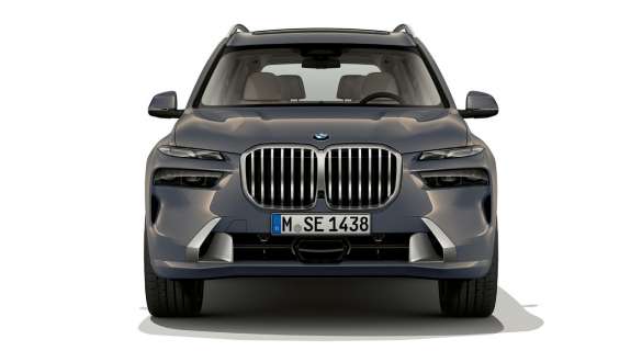 BMW X7 G07 LCI vaizdas iš priekio pilkos metalizuotos Sparkling Copper Grey spalvos Design Pure Excellence BMW X7 G07 LCI stovinčio automobilio vaizdas iš priekio pilkos metalizuotos Sparkling Copper Grey spalvos Design Pure Excellence