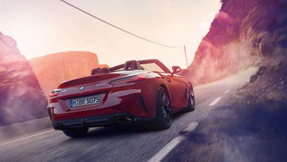BMW Z4 Roadster kintantis sportinis vairavimas Kalnuose važiuojančio BMW Z4 Roadster vaizdas iš galo