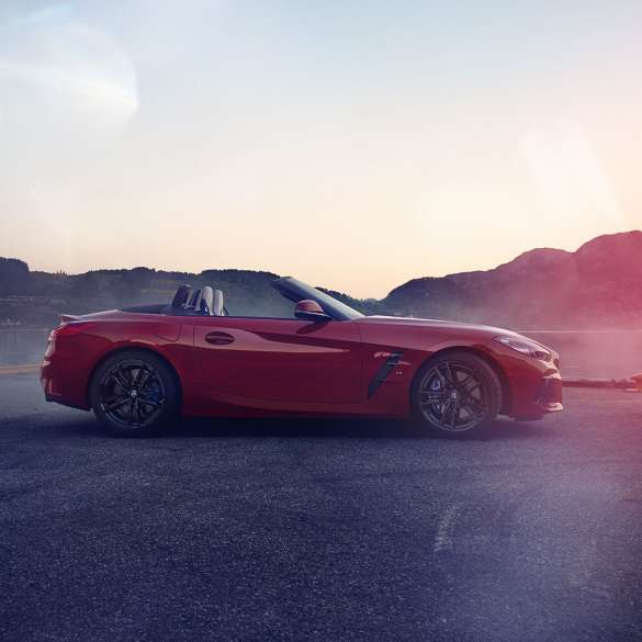 BMW Z4 Roadster vaizdas iš šono BMW Z4 Roadster vaizdas iš šono kalnų fone
