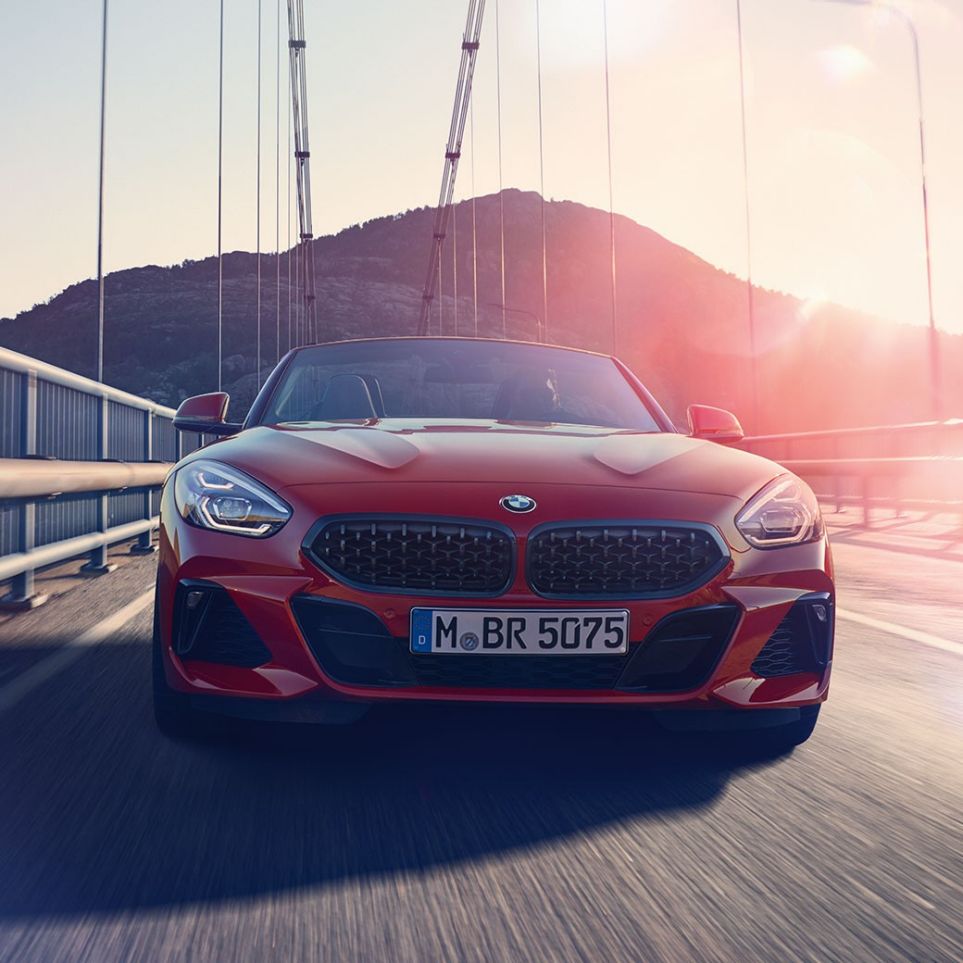 BMW Z4 Roadster ant tilto BMW Z4 Roadster vaizdas iš priekio ant tilto