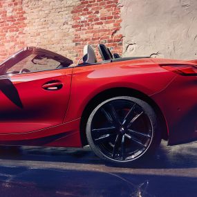 BMW Z4 Roadster vaizdas iš šono BMW Z4 Roadster vaizdas iš šono plytų sienos fone