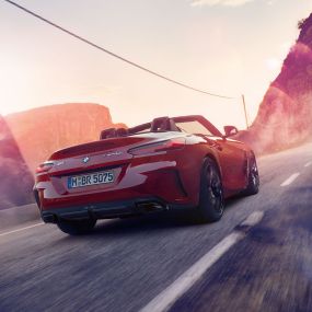 BMW Z4 Roadster vaizdas iš galo BMW Z4 Roadster vaizdas iš galo užmiesčio kelyje