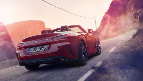 BMW Z4 Roadster (G29) sportinis kintamo perdavimo vairo mechanizmas Keliu važiuojantis BMW Z4 Roadster (G29) kalnų fone