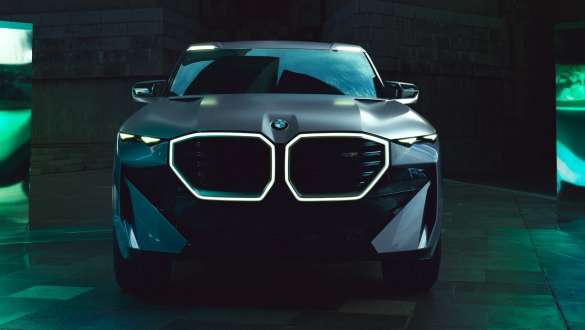 Koncepcinis BMW XM (G09) stovinčio automobilio vaizdas iš priekio Koncepcinis BMW XM (G09) stovinčio automobilio vaizdas iš priekio