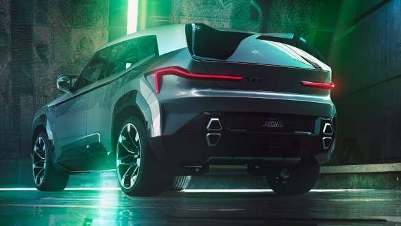 Koncepcinis BMW XM (G09) stovinčio automobilio vaizdas iš galo Koncepcinis BMW XM (G09) stovinčio automobilio vaizdas iš galo