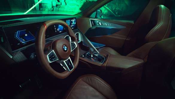 Koncepcinis BMW XM (G09) vairuotojo erdvės vaizdas iš šono priartintas keleivio vaizdas centrinė konsolė Koncepcinis BMW XM (G09) vairuotojo erdvės vaizdas iš šono priartintas keleivio vaizdas centrinė konsolė