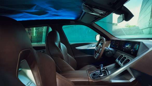 Koncepcinis BMW XM (G09) interjero vaizdas iš šono stogo dangos vaizdas iš arti Koncepcinis BMW XM (G09) interjero vaizdas iš šono stogo dangos vaizdas iš arti