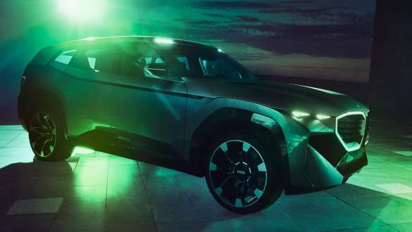 Koncepcinis BMW XM (G09) važiuojančio automobilio trijų ketvirčių vaizdas iš šono Koncepcinis BMW XM (G09) važiuojančio automobilio trijų ketvirčių vaizdas iš šono