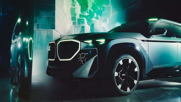 Koncepcinis BMW XM (G09) važiuojančio automobilio vaizdas iš priekio Koncepcinis BMW XM (G09) važiuojančio automobilio vaizdas iš priekio