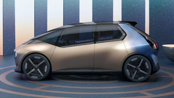 BMW i Vision Circular 2021, eksterjero dizaino vaizdas iš šono BMW i Vision Circular 2021 koncepcinio automobilio eksterjero dizaino vaizdas iš šono