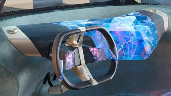 Tarsi ore pakibusi skulptūrą primenanti 2021 metų BMW <i>i Vision Circular</i> prietaisų skydelio plokštė BMW <i>i Vision Circular</i> 2021 koncepcinio automobilio interjero dizainas, tarsi ore pakibusi skulptūrą primenanti prietaisų skydelio plokštė