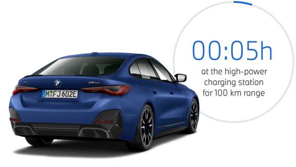 Trijų ketvirčių vaizdas iš galo, BMW i4 M50 eDrive40 (G26) 2021 BMW i4 M50 eDrive40 (G26) 2021, BMW <i>Individual</i> mėlynos metalizuotos <i>Frozen Portimao Blue</i> spalvos trijų ketvirčių vaizdas iš galo su įkrovimo laiko vaizdu