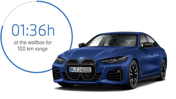 Trijų ketvirčių vaizdas iš priekio, BMW i4 M50 eDrive40 (G26) 2021 BMW i4 M50 eDrive40 (G26) 2021, BMW <i>Individual</i> mėlynos metalizuotos<i> Frozen Portimao Blue</i> spalvos trijų ketvirčių vaizdas iš priekio su įkrovimo laiko vaizdu