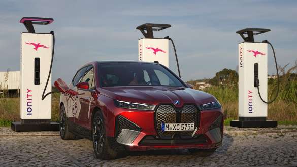 <i>IONITY</i> didelės galios įkrovimo stotelės BMW iX įkraunamas <i>IONITY</i> didelės galios įkrovimo stotelėse