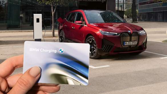 Tarifų pasiūlymai įkrovimui viešose vietose. Viešojo įkrovimo paslaugų įkainių tarifai, įkrovimo stotelėje stovintis BMW i7 automobilis