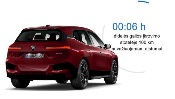 Elektrinio SUV BMW iX (i20) BMW iX xDrive50 automobilio įkrovimas viešose didelės galios įkrovimo stotelėse 2021 m. elektrinio SUV BMW iX (i20) raudonos Aventurin Red spalvos BMW iX xDrive50 automobilio įkrovimas viešose didelės galios įkrovimo stotelėse