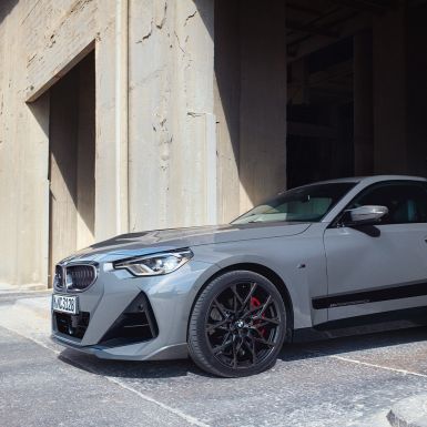 BMW 2 serijos kupė (G42), priartintas trijų ketvirčių vaizdas iš šono BMW <i>M Performance Parts</i> serijos dalys, BMW 2 serijos kupė (G42) priartintas trijų ketvirčių vaizdas iš šono