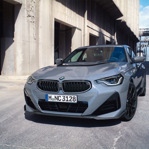 BMW 2 serijos kupė (G42), priartintas trijų ketvirčių vaizdas iš priekio BMW <i>M Performance Parts</i> serijos dalys, BMW 2 serijos kupė (G42) priartintas trijų ketvirčių vaizdas iš priekio