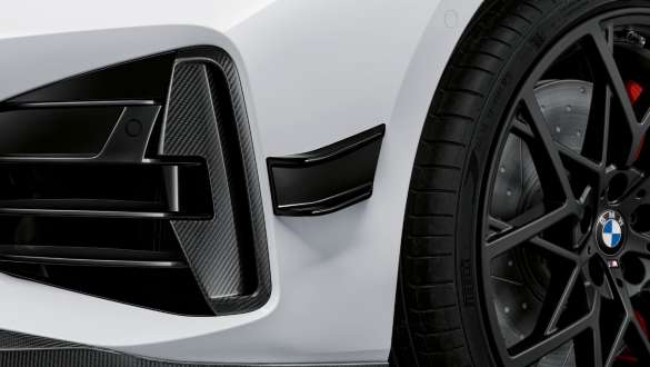 Itin blizgios juodos spalvos <i>M Performance</i> liežuvėliai BMW 4 serijos kupė (G22) <i>M Performance Parts</i> Itin blizgios juodos spalvos <i>M Performance</i> liežuvėliai BMW 4 serijos kupė (G22) <i>M Performance Parts</i>, vaizdas iš arti