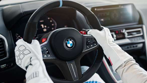 <i>M Performance</i> vairas <i>Pro</i>, BMW M8 Competition kupė (F92) <i>M Performance Parts</i> dalys <i>M Performance</i> vairas <i>Pro</i>, BMW M8 Competition kupė (F92) <i>M Performance Parts</i> dalys, vaizdas iš arti