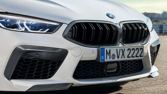 <i>M Performance</i> priekinės grotelės iš anglies pluošto, BMW M8 Competition kupė (F92) <i>M Performance Parts</i> dalys <i>M Performance</i> priekinės grotelės iš anglies pluošto, BMW M8 Competition kupė (F92) <i>M Performance Parts</i> dalys, vaizdas iš arti