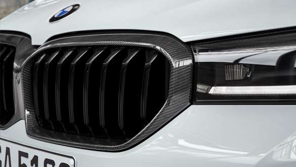 <i>M Performance</i> grotelės iš anglies pluošto, BMW 5 serijos sedanas (G30) <i>M Performance Parts</i> vaizdas iš arti <i>M Performance</i> grotelės iš anglies pluošto, BMW 5 serijos sedanas (G30) <i>M Performance Parts</i> vaizdas iš arti