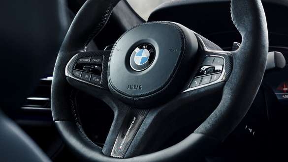 <i>M Performance</i> vairas, BMW 5 serijos sedanas (G30)<i> </i>M Performance Parts <i>M Performance</i> vairas, BMW 5 serijos sedanas (G30)<i> M Performance Parts</i> vaizdas iš arti