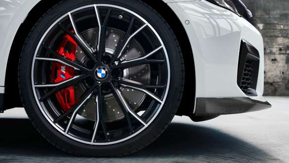 20 colių kaltiniai dvispalviai <i>M Performance</i> <i>Double-spoke style 669 M</i> ratlankiai, BMW 5 serijos sedanas (G30) <i>M Performance Parts</i> 20 colių dvispalviai kaltiniai <i>M Performance Double-spoke style 669 M</i> ratlankiai, BMW 5 serijos sedanas (G30) <i>M Performance Parts</i> vaizdas iš arti
