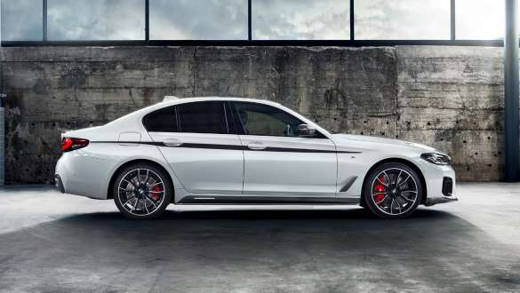 BMW<i> M Performance Parts</i> serijos dalys, BMW 5 serijos sedanas (G30) BMW<i> M Performance Parts</i> serijos dalys, BMW 5 serijos sedanas (G30), vaizdas iš šono