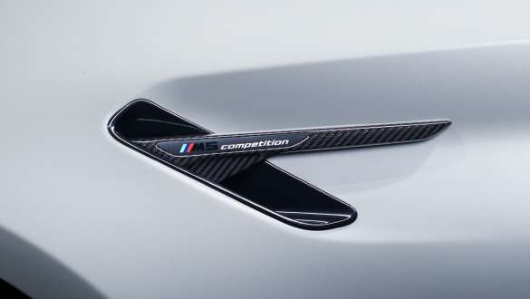 <i>M Performance</i> oro alsuoklio dekoratyvinė juostelė iš anglies pluošto, BMW M5 (F90) M Performance Parts <i>M Performance</i> oro alsuoklio dekoratyvinė juostelė iš anglies pluošto, BMW M5 (F90) <i>M Performance Parts</i> vaizdas iš arti