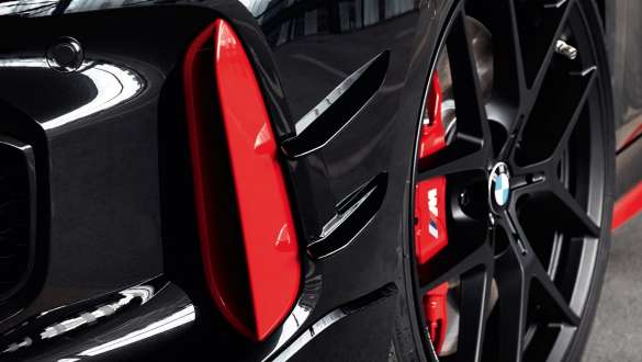Itin blizgios juodos spalvos <i>M Performance</i> liežuvėliai BMW 1 serijos 128ti (F40) <i>M Performance Parts</i> Itin blizgios juodos spalvos <i>M Performance</i> liežuvėliai BMW 1 serijos 128ti (F40) <i>M Performance Parts</i>, vaizdas iš arti
