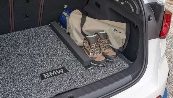 Dvipusis BMW bagažo skyriaus kilimėlis su bagažo pritvirtinimui skirtomis vietomis Originalūs BMW aksesuarai ir priedai rudens ir žiemos sezonui Dvipusis BMW bagažo skyriaus kilimėlis su bagažo pritvirtinimui skirtomis vietomis Originalūs BMW aksesuarai ir priedai rudens ir žiemos sezonui
