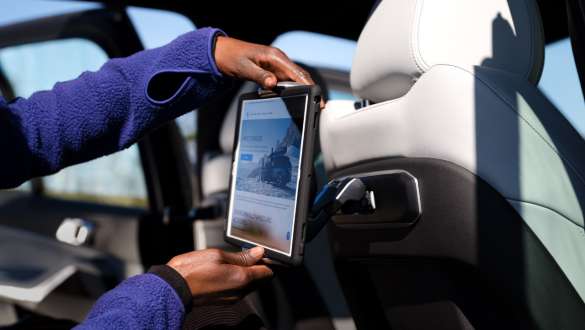 BMW planšečių laikiklis Pro tvirtinamas prie Travel & Comfort sistemos Originalūs BMW aksesuarai ir priedai rudens ir žiemos sezonui BMW planšečių laikiklis Pro tvirtinamas prie Travel & Comfort sistemos Originalūs BMW aksesuarai ir priedai rudens ir žiemos sezonui