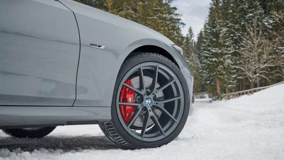 19 colių M Performance lengvojo lydinio Y-spoke 898 M ratlankiai Frozen Gunmetal Grey pilkos spalvos Originalūs BMW aksesuarai ir priedai rudens ir žiemos sezonui 19 colių M Performance lengvojo lydinio Y-spoke 898 M ratlankiai Frozen Gunmetal Grey pilkos spalvos Originalūs BMW aksesuarai ir priedai rudens ir žiemos sezonui
