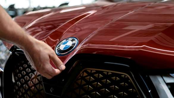 BMW automobilio patikros ir techninė priežiūra BMW automobilio patikros ir techninė priežiūra ranka ant BMW variklio dangčio