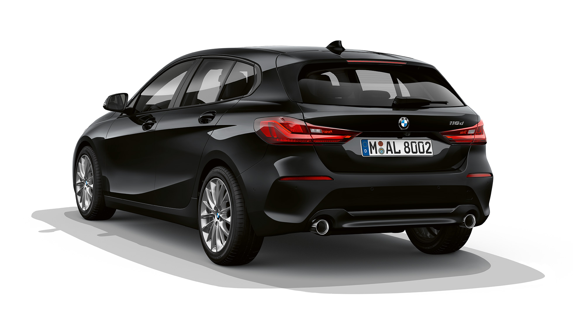 BMW 1 serijos modelis Advantage, trijų ketvirčių vaizdas iš priekio Juodas BMW 1 serijos modelis Advantage, trijų ketvirčių vaizdas iš galo baltame fone