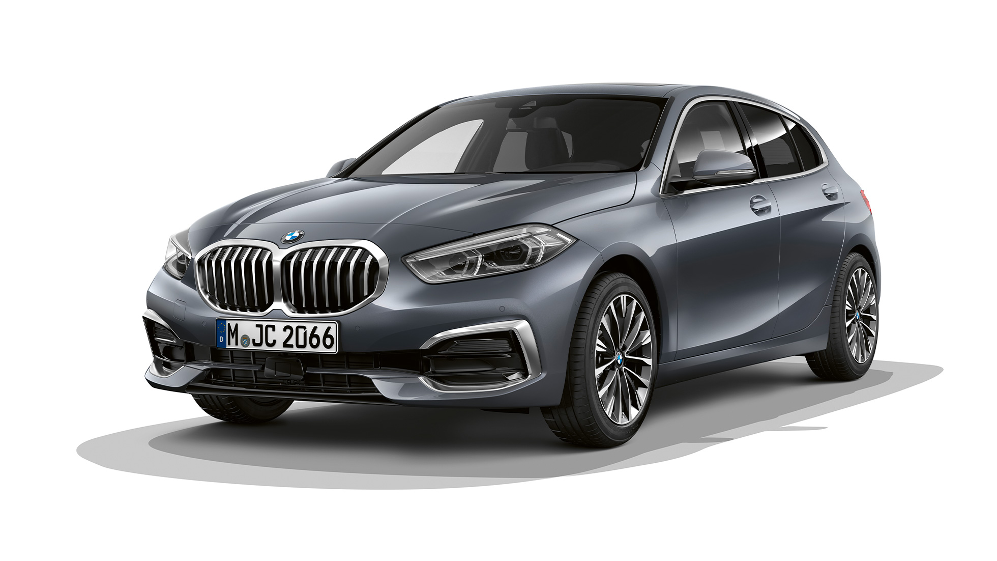 BMW 1 serijos modelis Luxury Line, trijų ketvirčių vaizdas iš priekio Storm Bay metaliko spalvos BMW 1 serijos modelis Luxury Line, trijų ketvirčių vaizdas iš priekio baltame fone