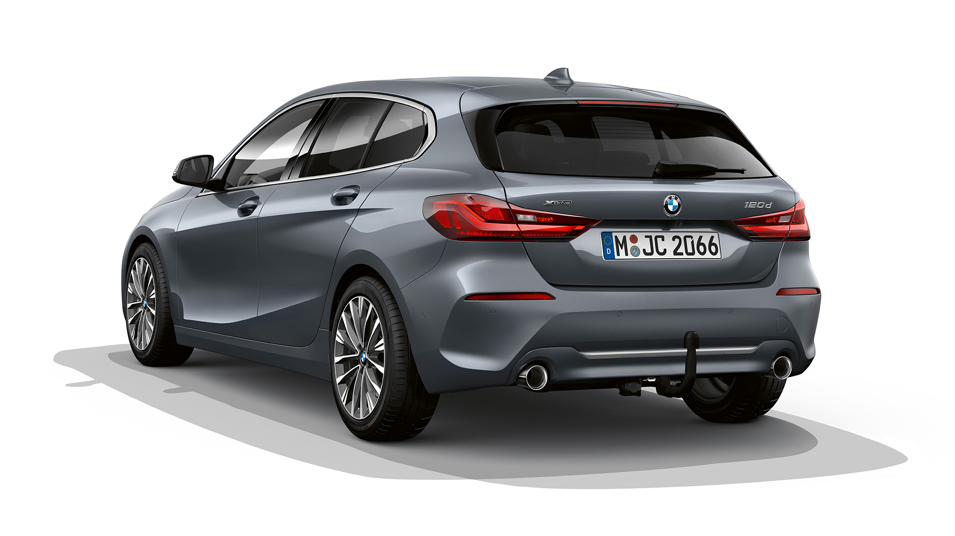 BMW 1 serijos modelis Luxury Line, trijų ketvirčių vaizdas iš galo Storm Bay metaliko spalvos BMW 1 serijos modelis Luxury Line, trijų ketvirčių vaizdas iš galo baltame fone