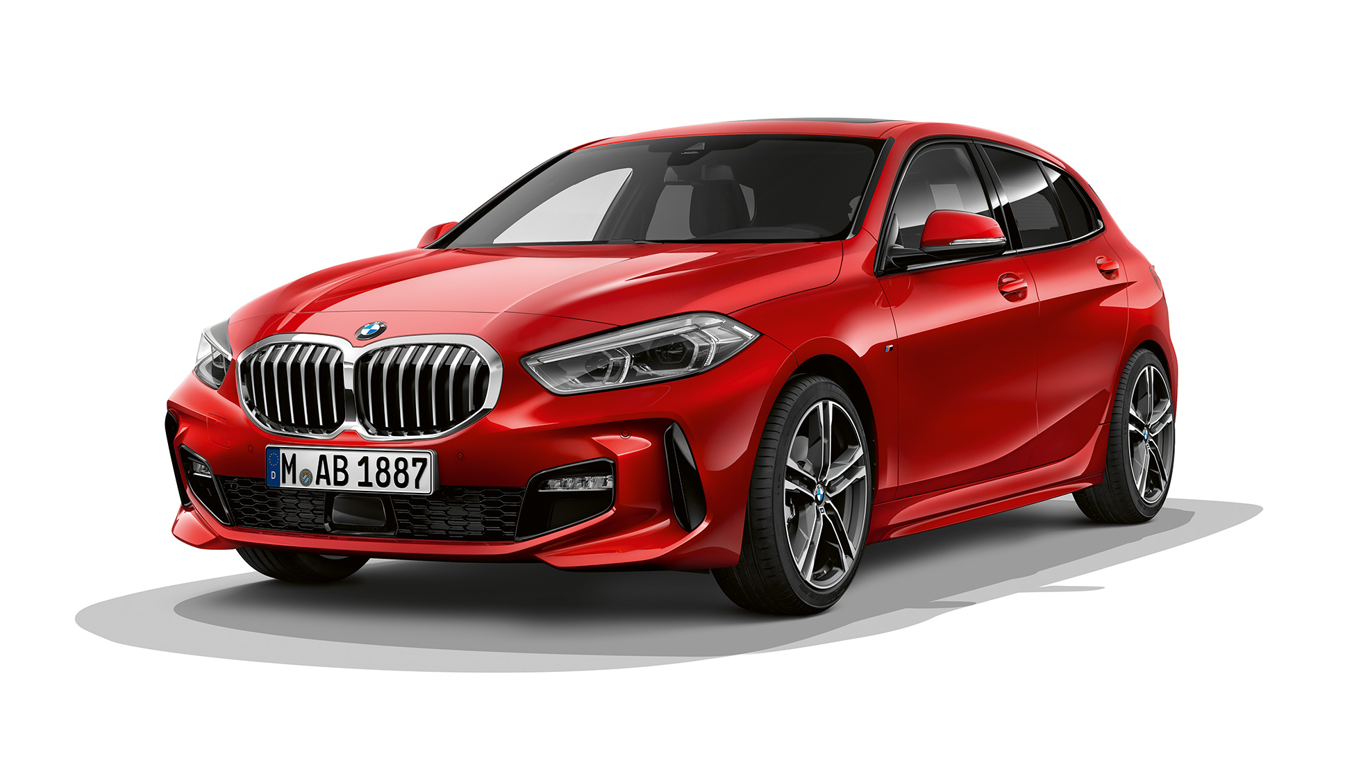 BMW 1 serijos modelis M Sport, trijų ketvirčių vaizdas iš priekio Melbourne Red raudono metaliko spalvos BMW 1 serijos modelis M Sport, trijų ketvirčių vaizdas iš piekio baltame fone