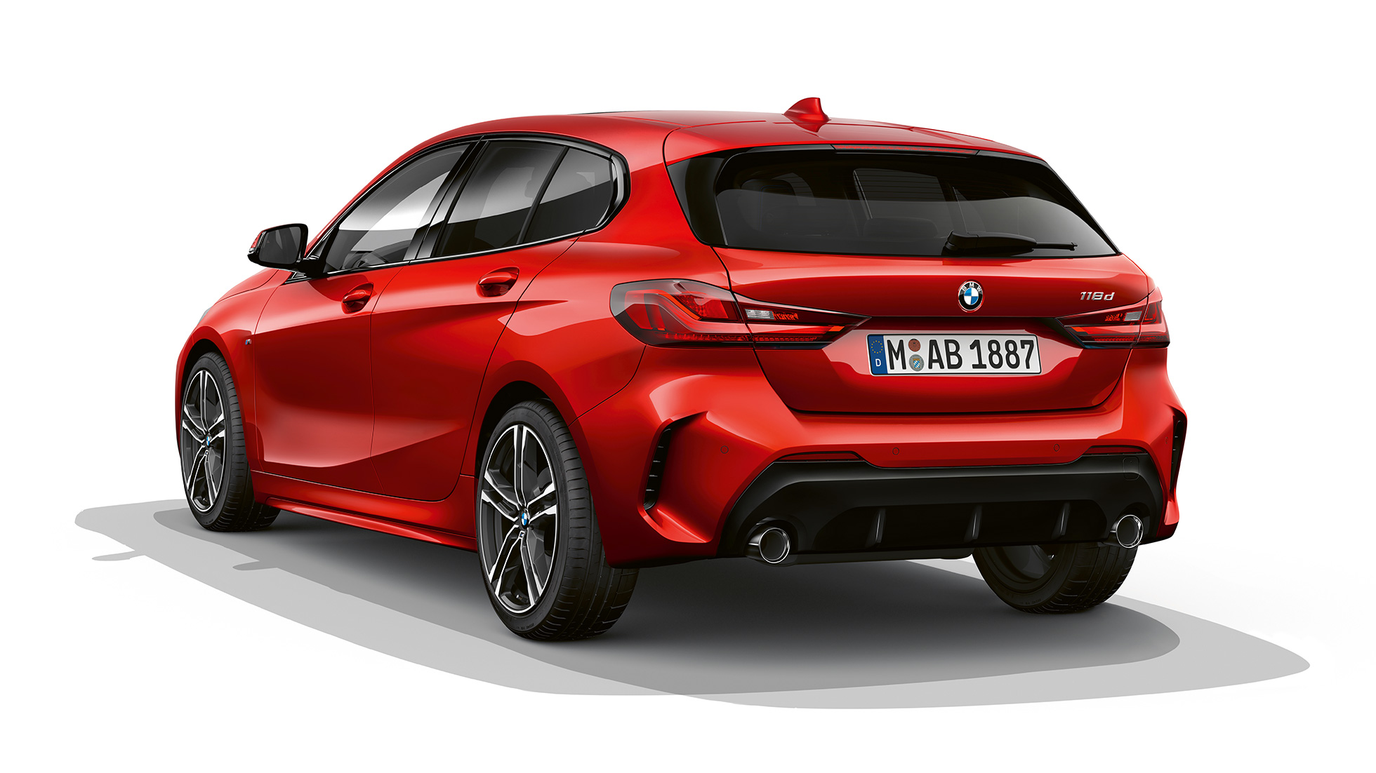 BMW 1 serijos modelis M Sport, trijų ketvirčių vaizdas iš galo Melbourne Red raudono metaliko spalvos BMW 1 serijos modelis M Sport, trijų ketvirčių vaizdas iš galo baltame fone