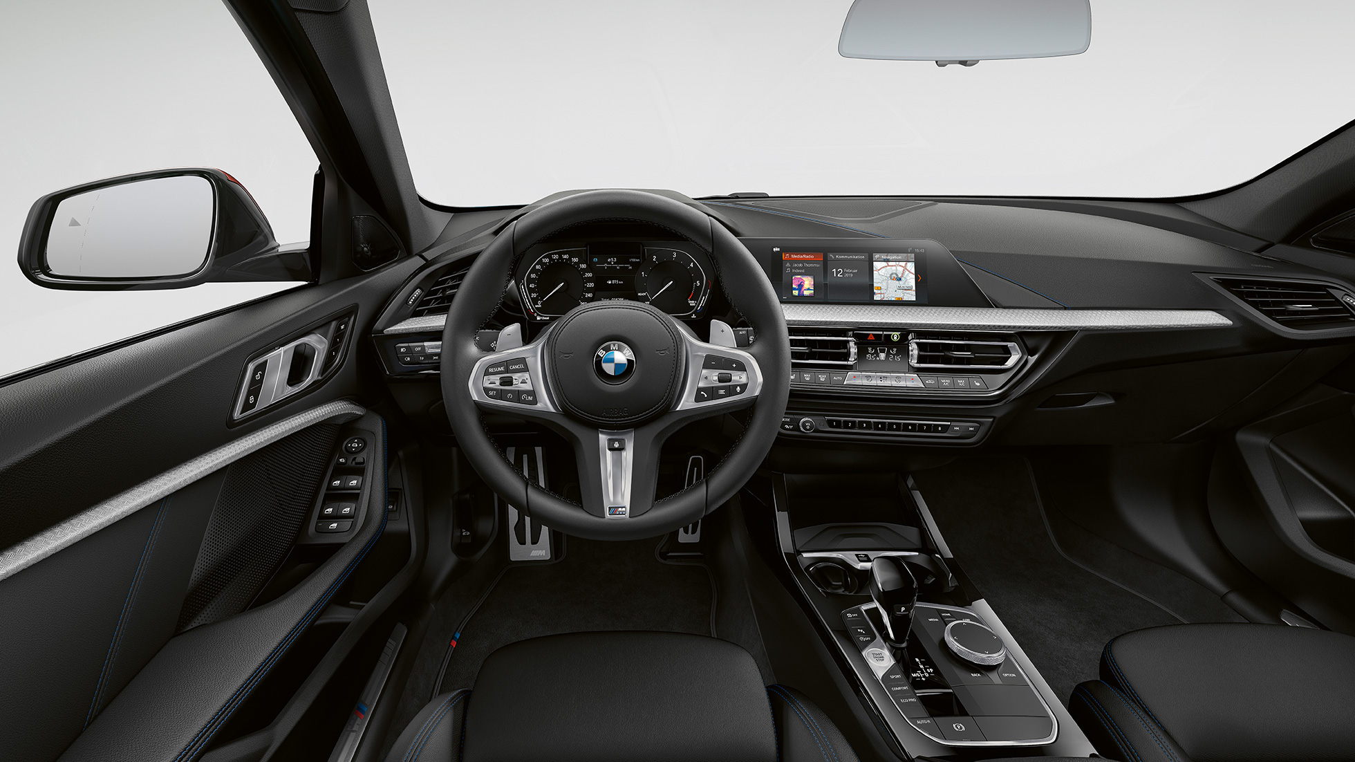 M odinis vairas BMW 1 serijos modelis M Sport, vairuotojo erdvė su M odiniu vairu