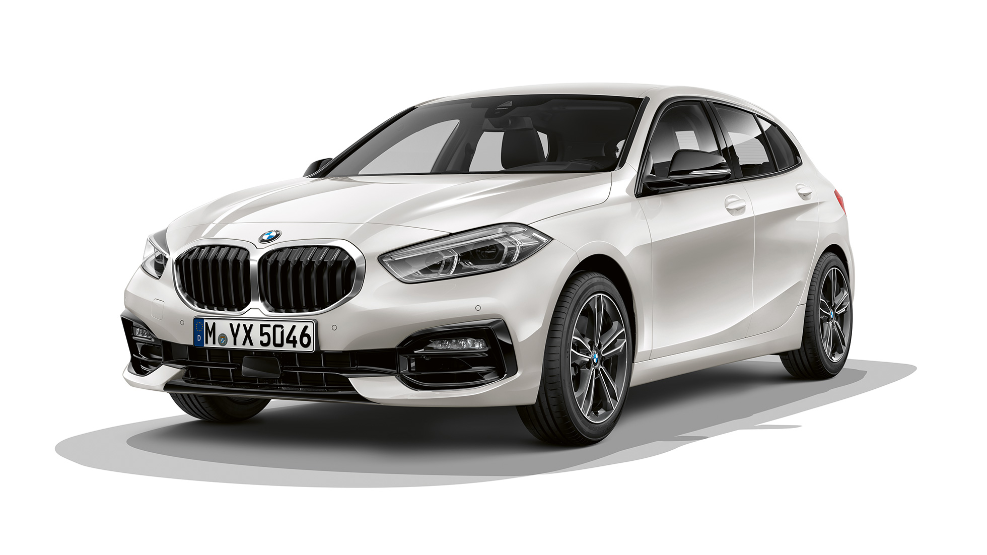 BMW 1 serijos modelis Sport Line, trijų ketvirčių vaizdas iš priekio Mineral White balto metaliko spalvos BMW 1 serijos modelis Sport Line, trijų ketvirčių vaizdas iš priekio baltame fone