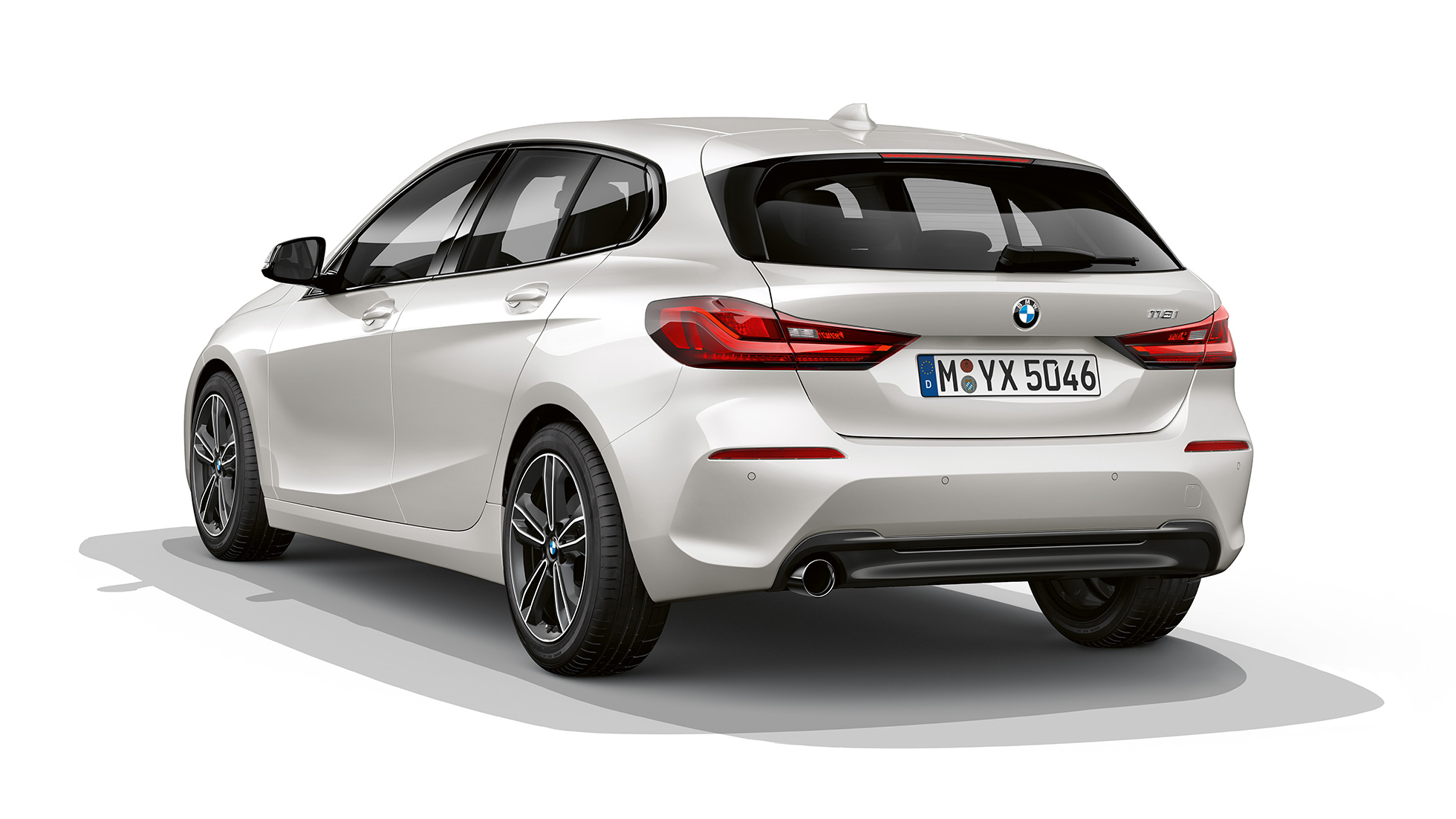 BMW 1 serijos modelis Sport Line, trijų ketvirčių vaizdas iš galo Mineral White balto metaliko spalvos BMW 1 serijos modelis Sport Line, trijų ketvirčių vaizdas iš galo baltame fone