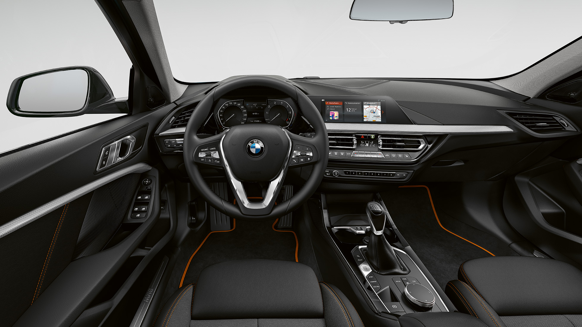 Sportinis odinis vairas BMW 1 serijos modelis Sport Line, vairuotojo erdvė su sportiniu odiniu vairu